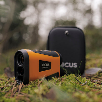 Focus Sport Optics Track RF afstandsmåler 500 m orange/sort med FMC-belagt optik ved siden af sort lynlås etui.