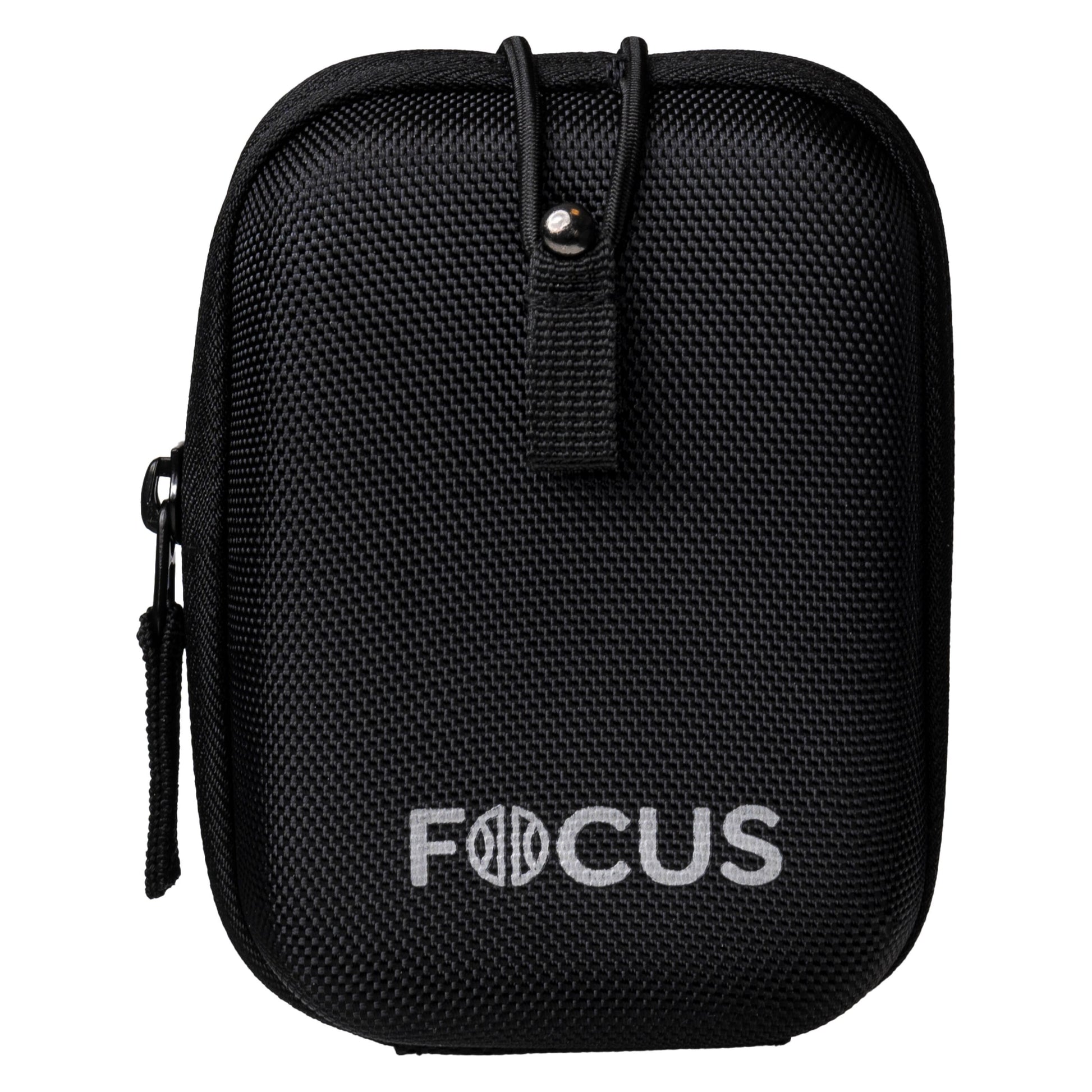 Sort rektangulært etui med tekstureret overflade, lynlås i siden og "FOCUS" på fronten til Focus Sport Optics Track RF 500 m.