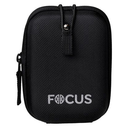 Sort rektangulært etui med tekstureret overflade, lynlås i siden og "FOCUS" på fronten til Focus Sport Optics Track RF 500 m.