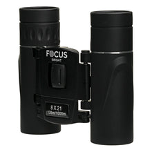 Focus Sport Optics Lys kompakt sort kikkert 8x zoom, mærket 8x21 og 126m/1000m, centralt fokuseringshjul, delvist foldet.