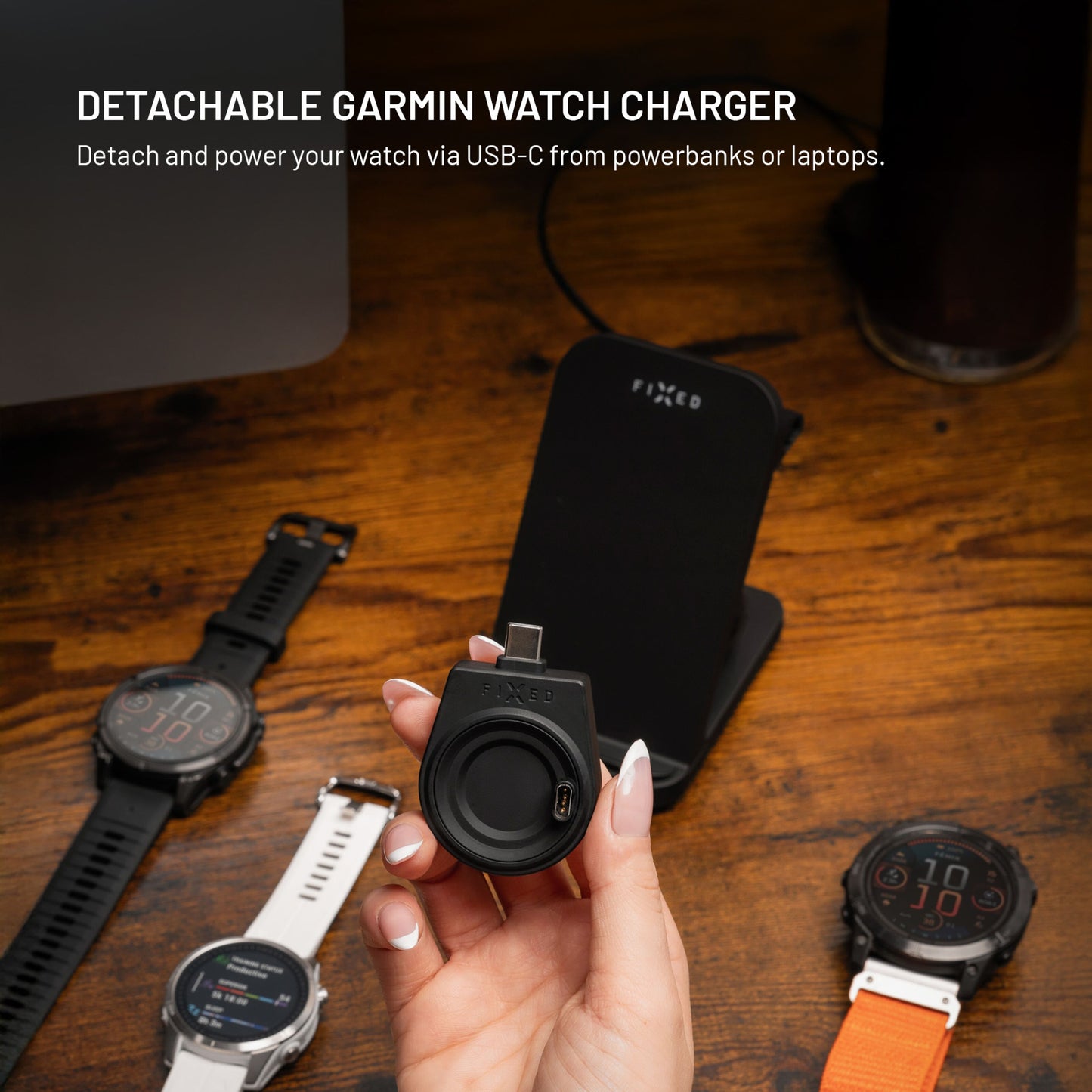 Fixed 3-i-1 trådløs opladningsstation til Garmin, sort, vises med tre Garmin ure og USB-C tekst på skrivebord.