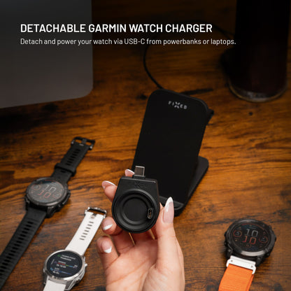 Fixed 3-i-1 trådløs opladningsstation til Garmin, sort, vises med tre Garmin ure og USB-C tekst på skrivebord.