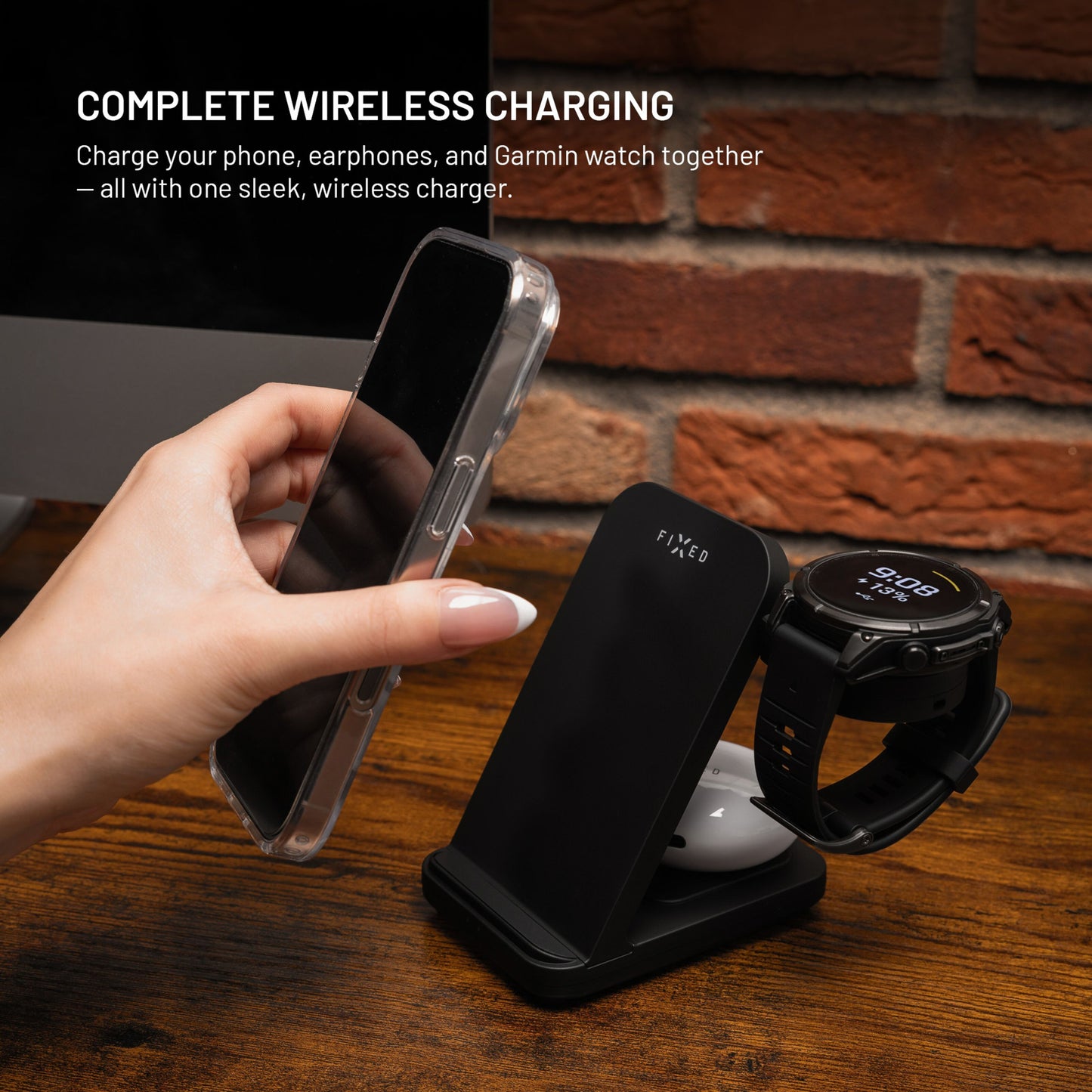 Fixed 3-i-1 sort trådløs opladningsstation til Garmin, oplader smartphone og Garmin Watch, placeret på træskrivebord.