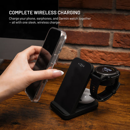 Fixed 3-i-1 sort trådløs opladningsstation til Garmin, oplader smartphone og Garmin Watch, placeret på træskrivebord.