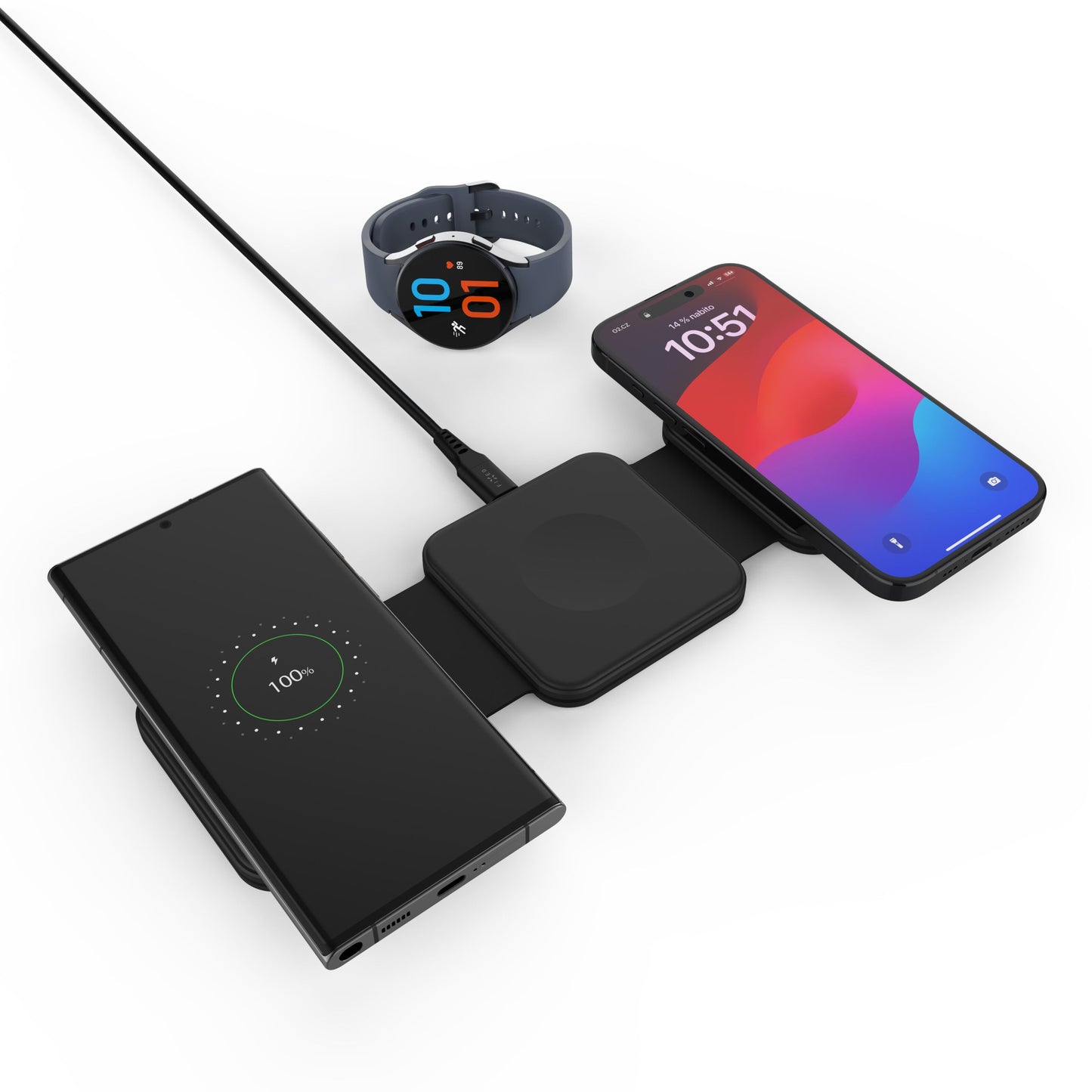 Samsung 3-i-1 oplader lader Galaxy Watch, Samsung smartphone og ekstra telefon med ladeindikator side om side.