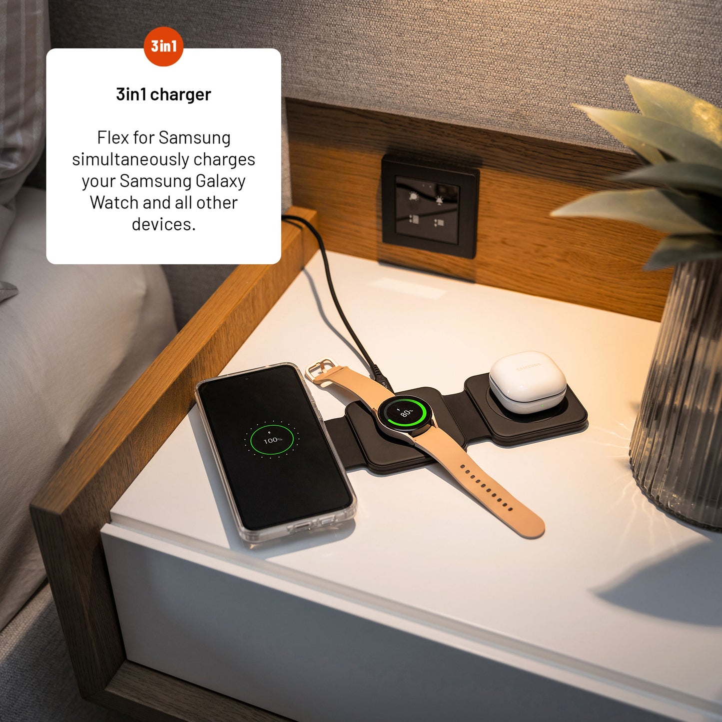 Samsung Flex 3-i-1 trådløs oplader på natbord med Samsung smartphone, Galaxy Watch og earbuds i opladning.