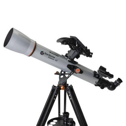 Celestron StarSense Explorer LT 70AZ teleskop 70 mm sølv på sort trefod med justeringsknapper og smartphoneholder.
