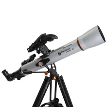 Celestron StarSense Explorer LT 70AZ teleskop 70 mm sølv og sort på sort stativ med smartphoneholder og justeringsknapper.