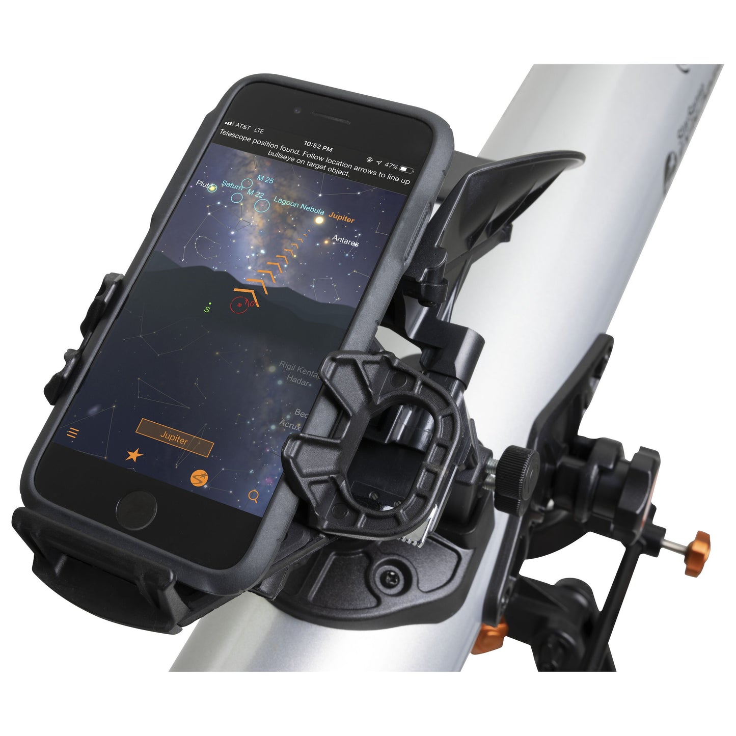 Celestron StarSense Explorer LT 70AZ 70 mm teleskop med smartphonemontering, stjernekort-app vises på skærmen.