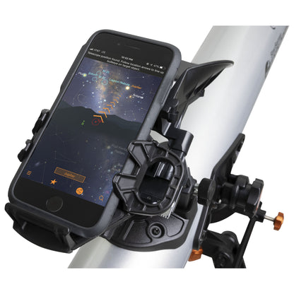 Celestron StarSense Explorer LT 70AZ 70 mm teleskop med smartphonemontering, stjernekort-app vises på skærmen.