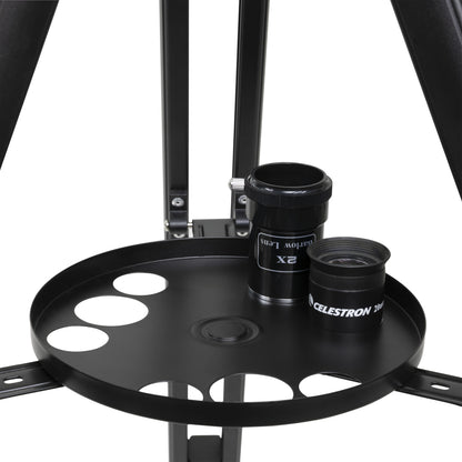 Sort rund bakke på trefod med to okularer, 2X og Celestron 20mm, samt tomme rum til StarSense Explorer LT 70AZ 70 mm teleskop.
