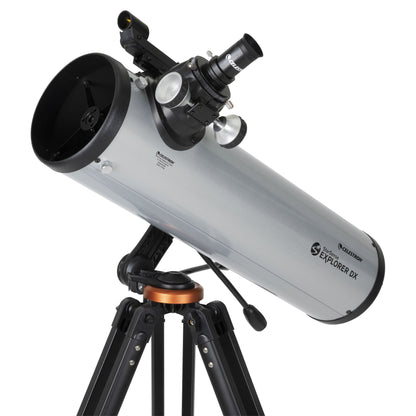 Celestron Starsense DX130 AZ teleskop 130 mm med stort optikrør, søgekikkert, okular og sort trefod.