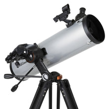 Celestron Starsense DX130 AZ teleskop 130 mm sølv/sort med stativ, justeringsknapper og søgekikkert.