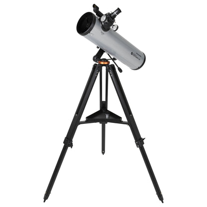 Celestron Starsense DX130 AZ 130 mm teleskop i sølv og sort på stativ med søger og okular.