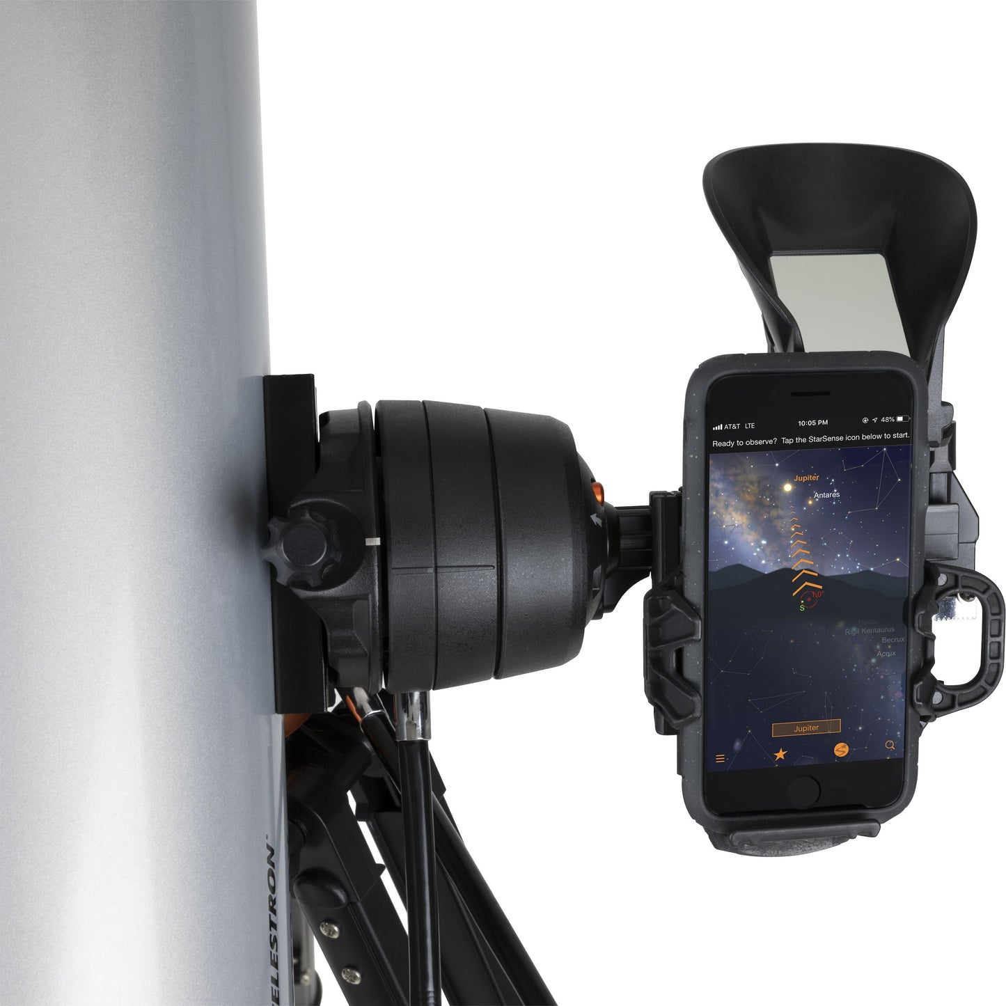 Celestron Starsense DX130 AZ 130 mm teleskop med smartphoneholder, synlig app med stjernebilleder, rør og okular.