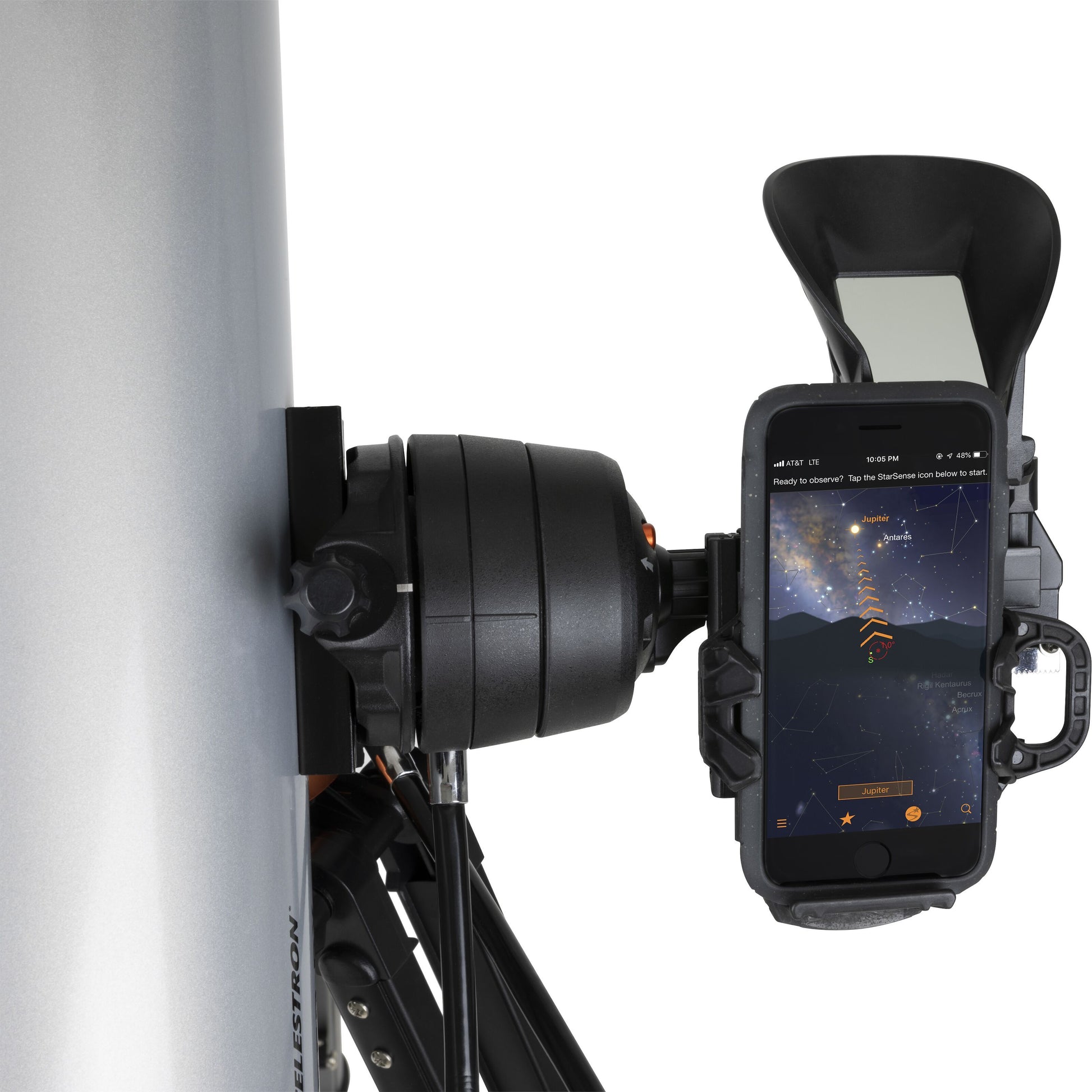 Celestron Starsense DX130 AZ 130 mm teleskop med smartphoneholder, synlig app med stjernebilleder, rør og okular.