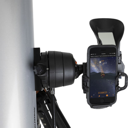 Celestron Starsense DX130 AZ 130 mm teleskop med smartphoneholder, synlig app med stjernebilleder, rør og okular.