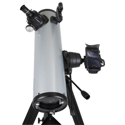 Celestron Starsense DX130 AZ teleskop 130 mm i sølv/sort med trefod, okular, justeringsknapper og smartphone-holder.