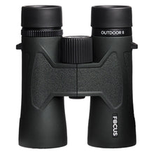 Focus Outdoor II 8x42 kikkert med tekstureret greb, centralt fokuseringshjul, OUTDOOR II og FOCUS-logo på siderne.
