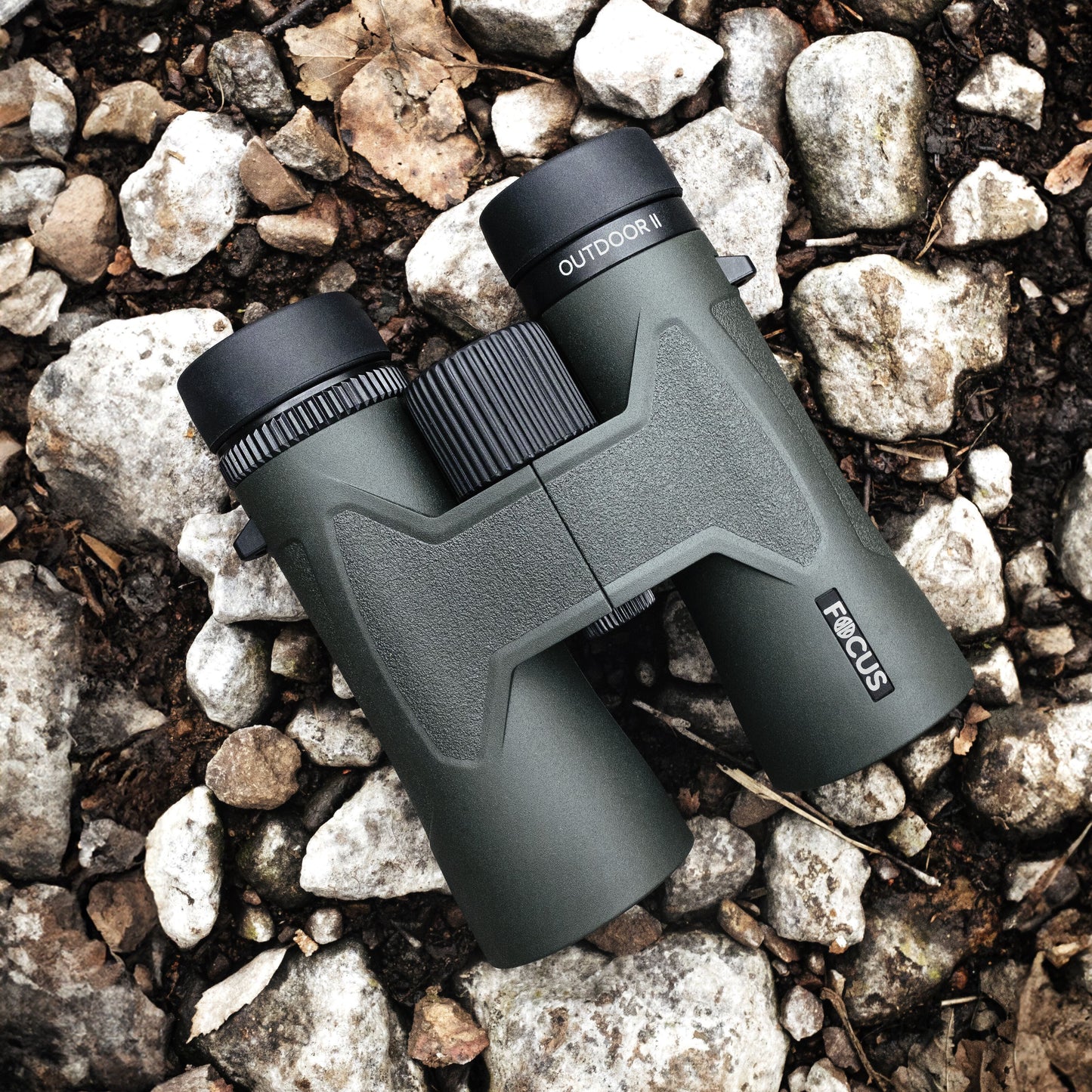 Focus Outdoor II 8x42 kikkert grøn placeret på sten og jord.