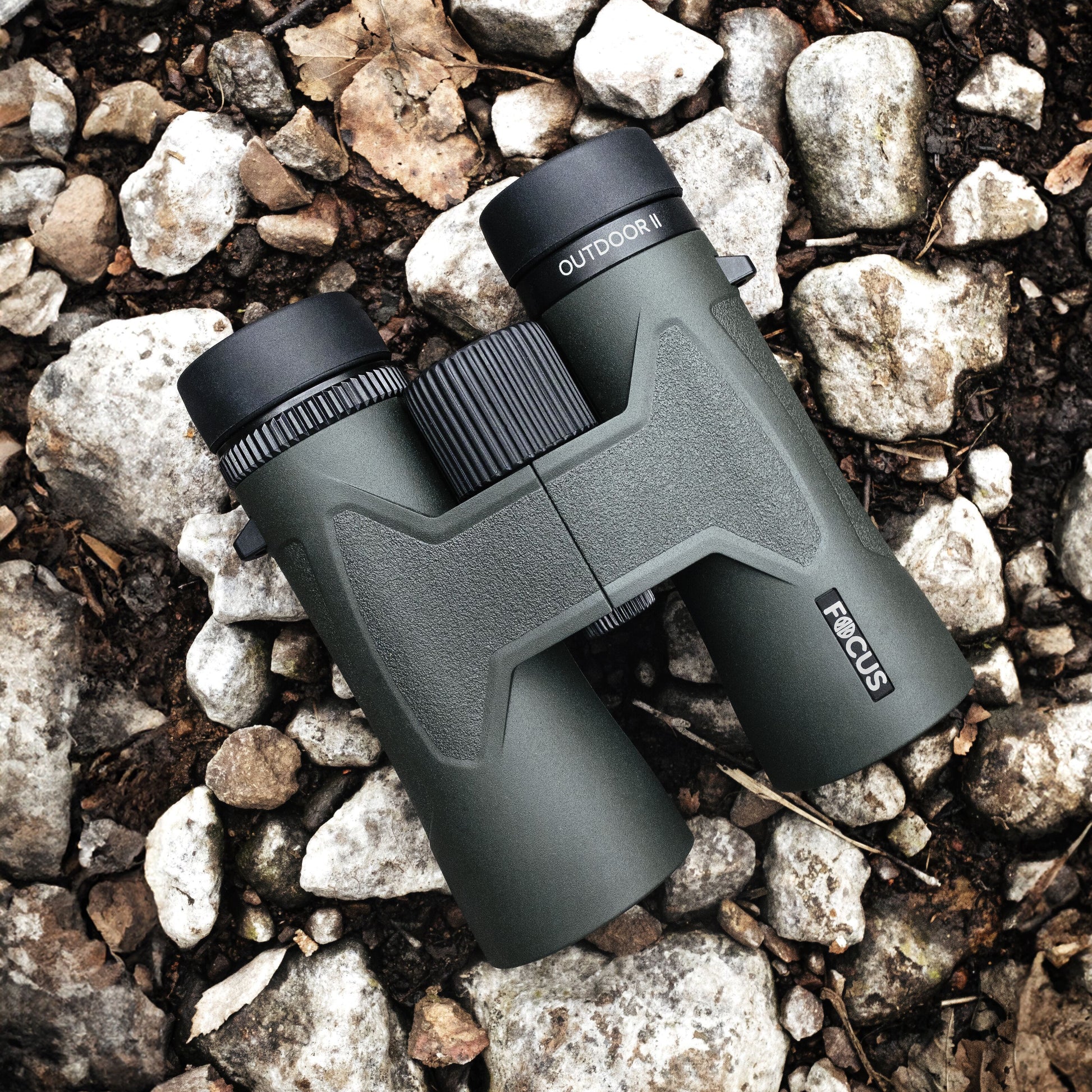 Focus Outdoor II 8x42 kikkert grøn placeret på sten og jord.