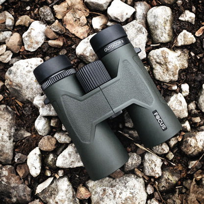 Focus Outdoor II 8x42 kikkert grøn placeret på sten og jord.
