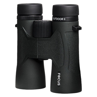 Focus Outdoor II 8x42 sorte kikkert, tekstureret greb, centreret fokushjul, modelnavn på okular og tønde.