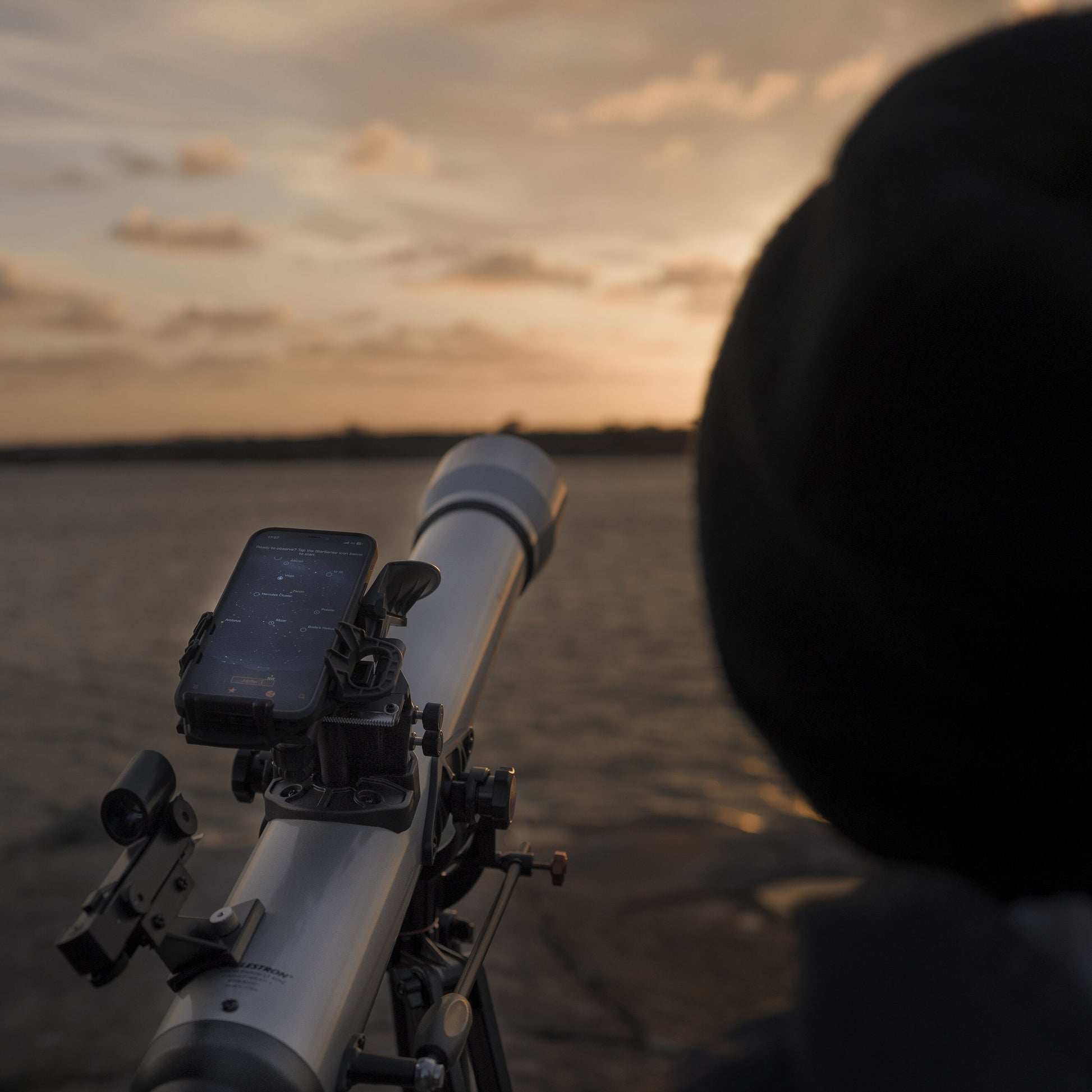 Celestron Powerseeker 60 AZ teleskop med azimutal montering og smartphone med stjernekort-app monteret.
