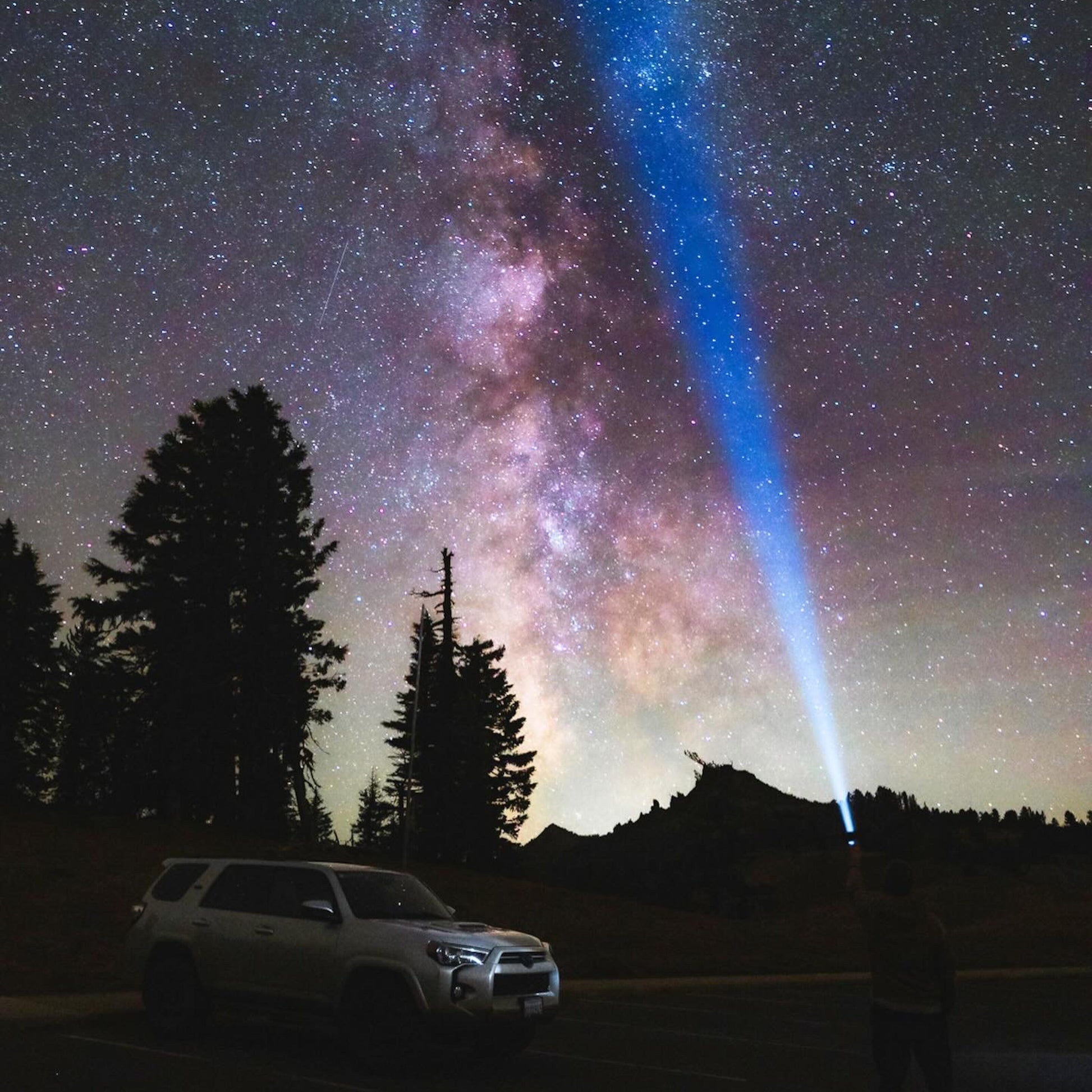 Celestron Powerseeker 60 AZ teleskop på altazimontage ved bil og bjerge under stjernehimmel med Mælkevejen.