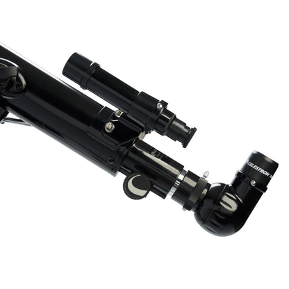 Celestron Powerseeker 60 AZ teleskop nærbillede af fokusdelen med diagonal, okulær og søgekikkert på rør og azimutal montering.