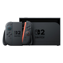 Nintendo Switch 2 Spillekonsol 7,9" med sort og rød Joy-Con på sort greb foran dock med Nintendo Switch-logo og tekst.