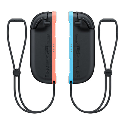 Nintendo Joy-Con 2 sæt med én rød og én blå controller, sorte håndledsremme, bagsidevisning, til Nintendo Switch 2.