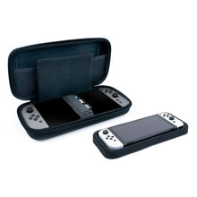 Nintendo Switch 2 håndholdt grå i sort Nintendo Switch 2 taske ved siden af anden konsol og dens tilhørende etui.