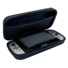 Nintendo Switch 2 håndholdt med grå kontroller i åben sort Nintendo Switch 2 taske med netlomme og beskyttelsesflap over skærmen.