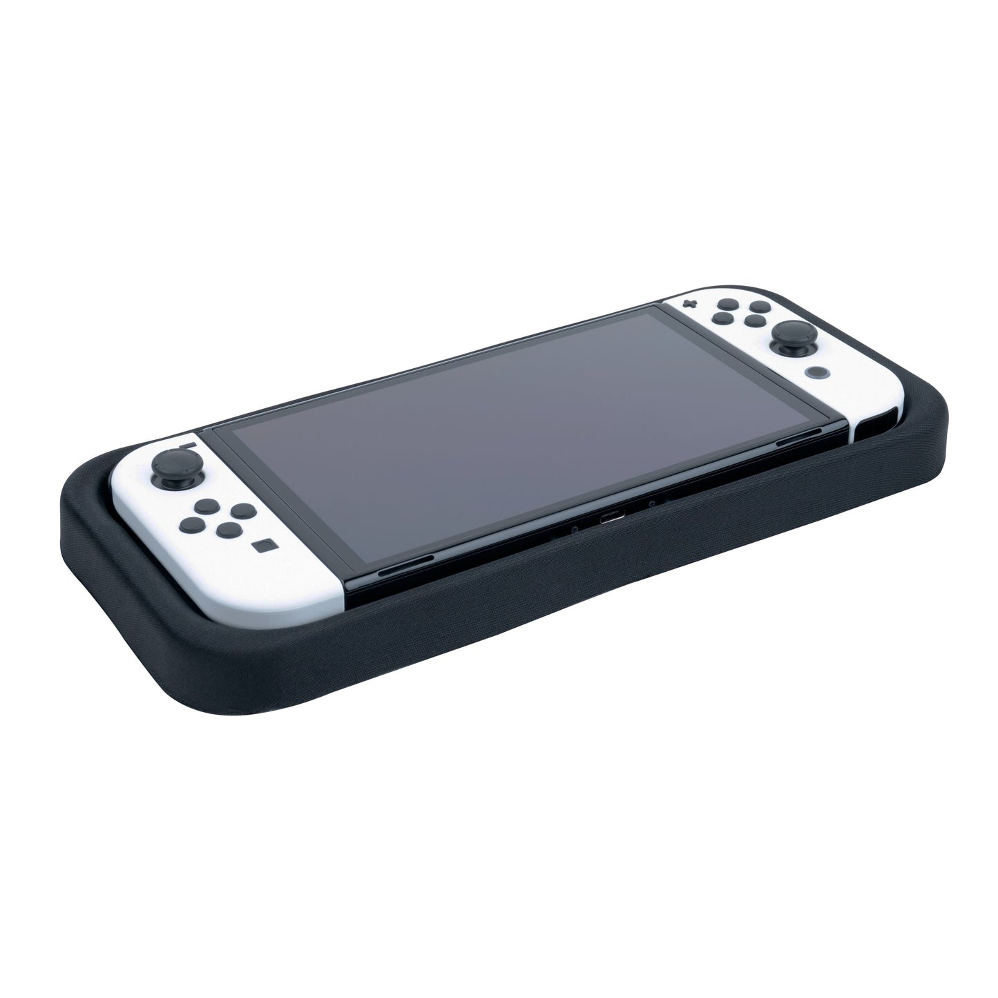 Nintendo Switch 2 håndholdt med hvid controller set fra let vinkel ligger i sort Nintendo Switch 2 taske.