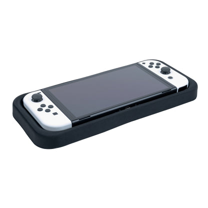 Nintendo Switch 2 håndholdt med hvid controller set fra let vinkel ligger i sort Nintendo Switch 2 taske.