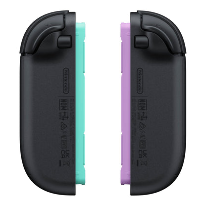 Nintendo Joy Con 2 Par, bagside, lyse lilla og lysegrøn, sorte toppe, branding og labels synlige, med motion control.
