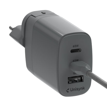 Unisynk 3-port Global Multi-oplader 65W grå med USB-C 65W og USB-A 18W porte, tilsluttet med USB-C kabel.
