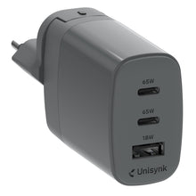 Unisynk 3-port Global Multi-oplader 65W grå med to 65W USB-C porte og en 18W USB-A port, vist fra skrå vinkel.