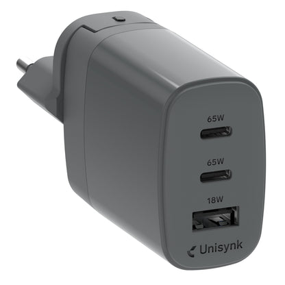 Unisynk 3-port Global Multi-oplader 65W grå med to 65W USB-C porte og en 18W USB-A port, vist fra skrå vinkel.