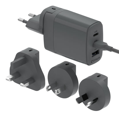 Unisynk 3-port global multi-oplader 65W grå med USB-porte og tre stikadaptere til international opladning.