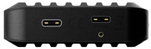 Unisynk 10-ports USB-C-hub sort med 140 W pass-through, to USB-C-porte, LED-indikator samt svage CE- og genbrugssymboler.