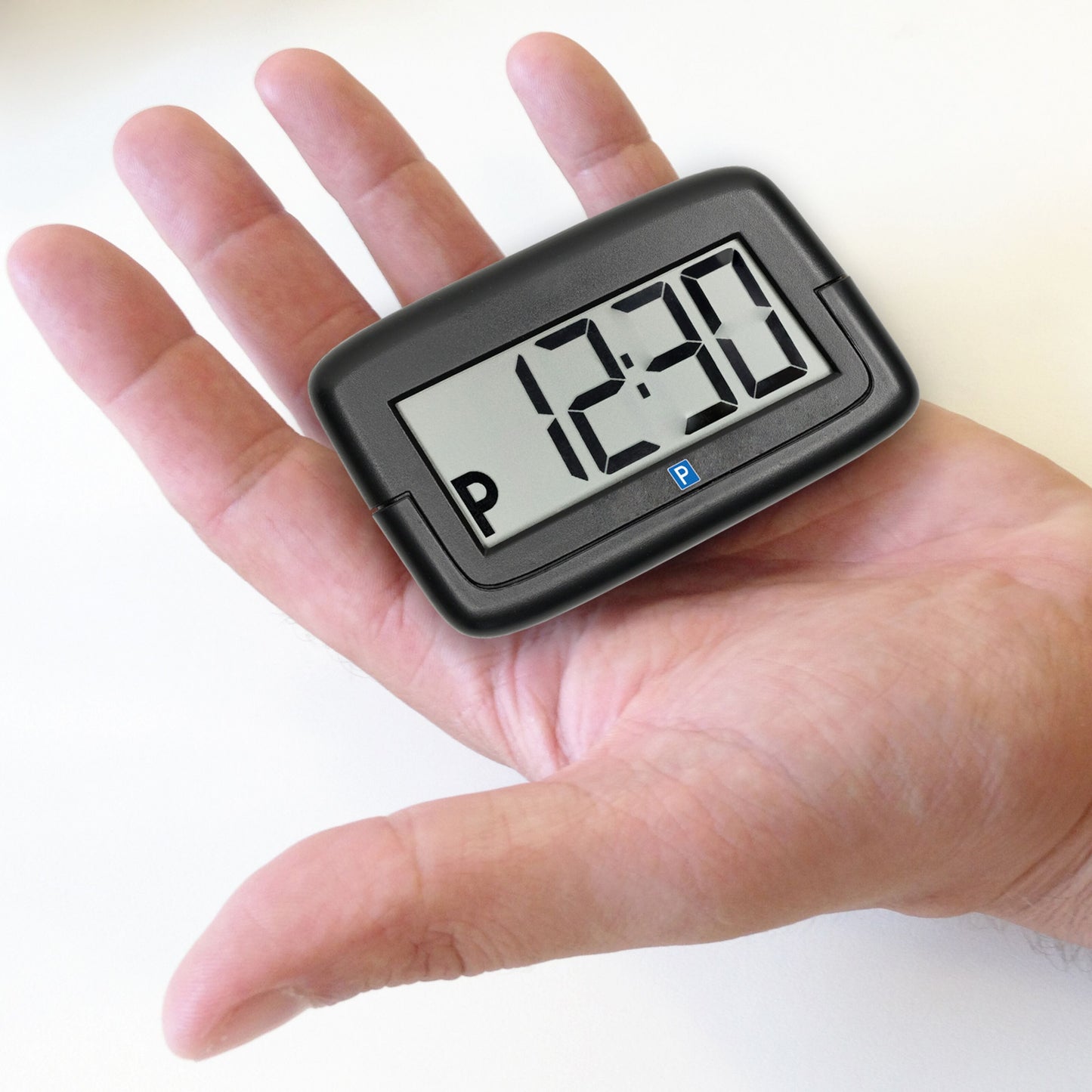 Park Micro 2 Automatisk P-skive med tydeligt LCD-display, viser 12:30 og bogstavet P.