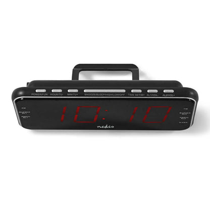 Sort digitalt vækkeur med FM-radio, LED-display med rødt tal (10:10), knapper på toppen, håndtag bagpå.