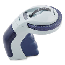 Dymo Omega prægemaskine med blåt håndtag og lilla hjul til 9 mm Dymo-tejp, præger bogstaver, tal og symboler.