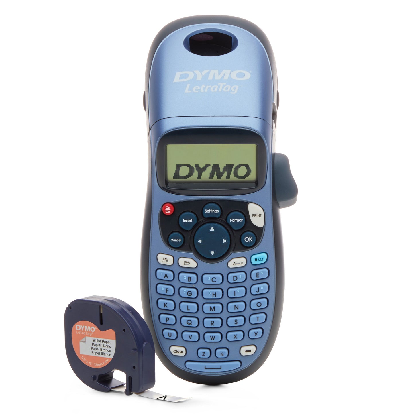 Dymo Letratag LT-100H blå mærkemaskine, display viser DYMO, ved siden af LetraTag tape patron.