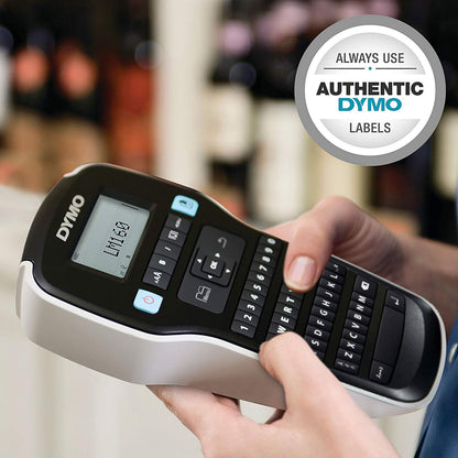 DYMO Labelmaskine 160 QWERTY-tastatur til labelprint, dele af baggrund og skilt med teksten Brug altid autentiske DYMO-etiketter.