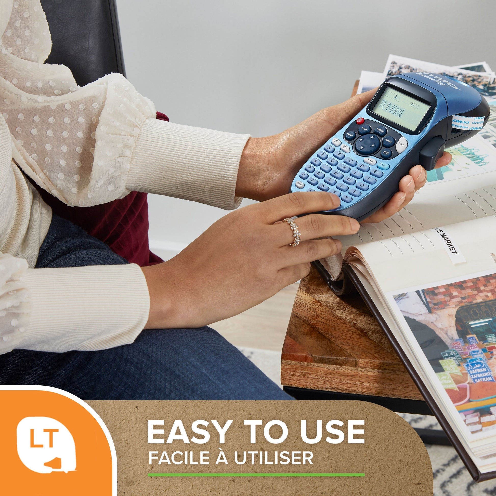 Dymo Letratag labelmaker bruges, plastik mærketape 12 mm hvid, LT logo og "EASY TO USE, FACILE À UTILISER" vises.