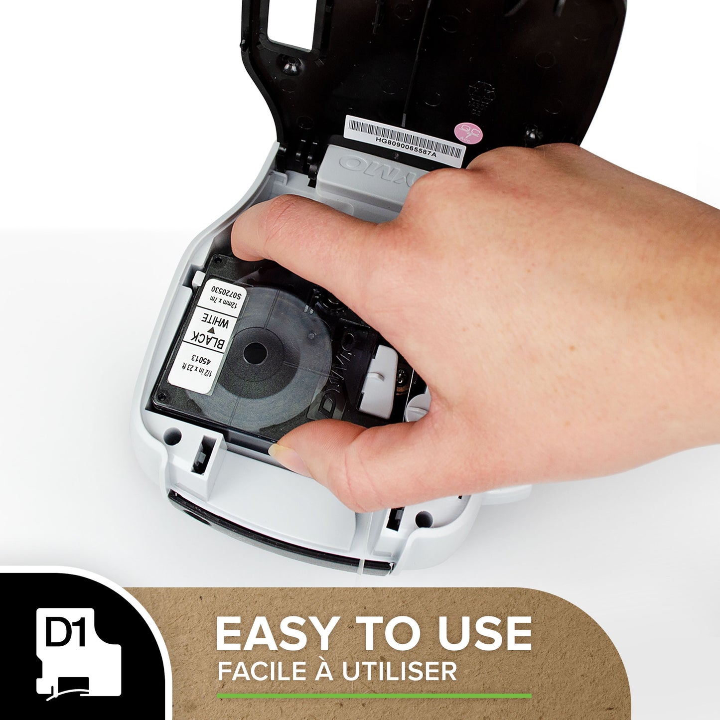 Dymo D1 tape 12 mm klar indsættes i labelprinter, teksten EASY TO USE og FACILE À UTILISER vises nederst.