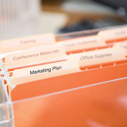Orange mapper i plastorganizer, faner mærket "Marketing Plan" med Dymo D1-mærketape 12 mm Klar.